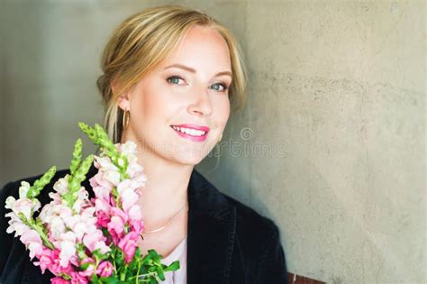 Sluit Omhoog Portret Van Mooie Blonde Vrouw Met Blauwe Ogen Stock Foto Image Of Kleur Elegant