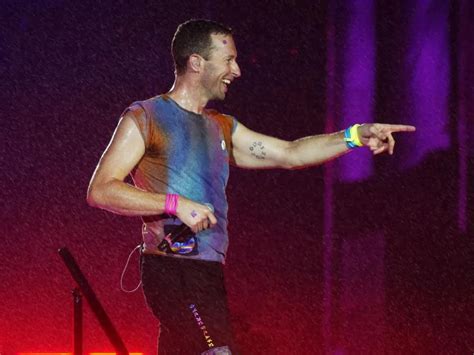 Chris Martin Cai Durante Show Do Coldplay E Assusta Os F S Portal Leo