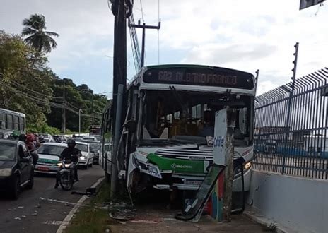 Nibus Perde O Controle E Colide Em Poste No Bairro Industrial O Que