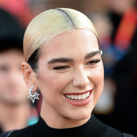 Dua Lipa Beauty Evolution Dal Look Acqua E Sapone Ai Capelli Rosa Amica