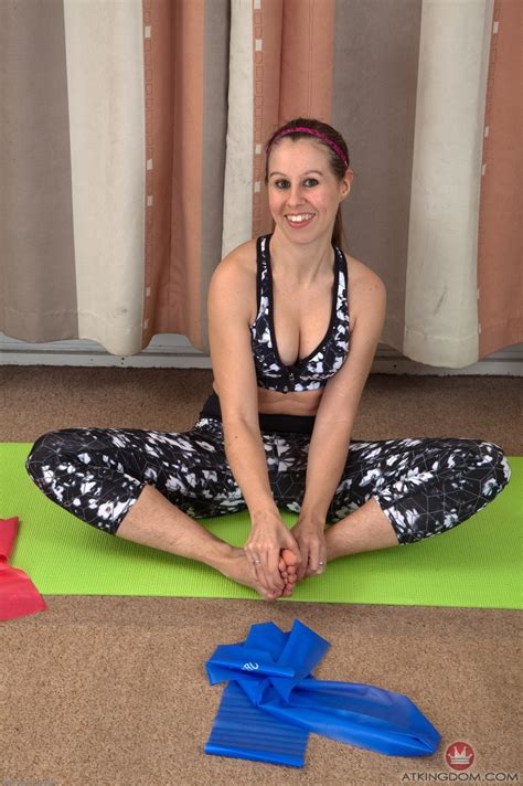 British Mature Masie Dee Spreads Her Hairy Pussy Lips On Her Yoga Mat