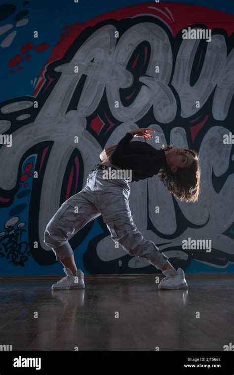 Silueta De Una Joven Bailarina De Hiphop Bailarina De Breakdance