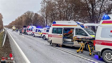 Stmk Zwei Schwerverletzte Bei Kollision Eines Transporters Mit Baum In