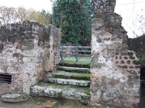 Vi Pompeii December Entrance Doorway With Three Steps