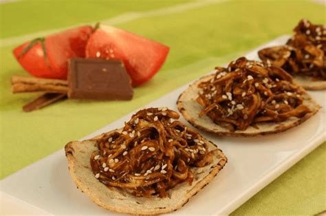 Tostadas de mole y pollo con almendras Recetas Nestlé