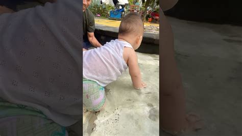 Bayi Merangkak Di Kolam Renang Babylucu Baby Youtube