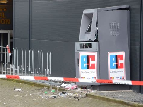 Zwei Täter sprengen Geldautomat an Spielhalle in Luft