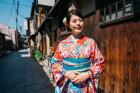 Menina Japonesa P De Quimono Vermelho Na Cidade Velha Um