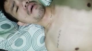 穿着白色牛仔裤和连裤袜的肌肉男与短款上衣运动鞋一起玩得很开心 Pornhub Gay