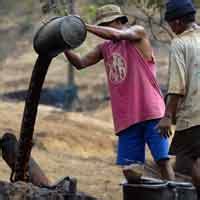 Mengolah Minyak Bumi Dari Bukit Wonocolo Secara Tradisional