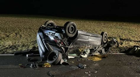 Auto Landet Bei Heftigem Unfall Auf Dem Dach