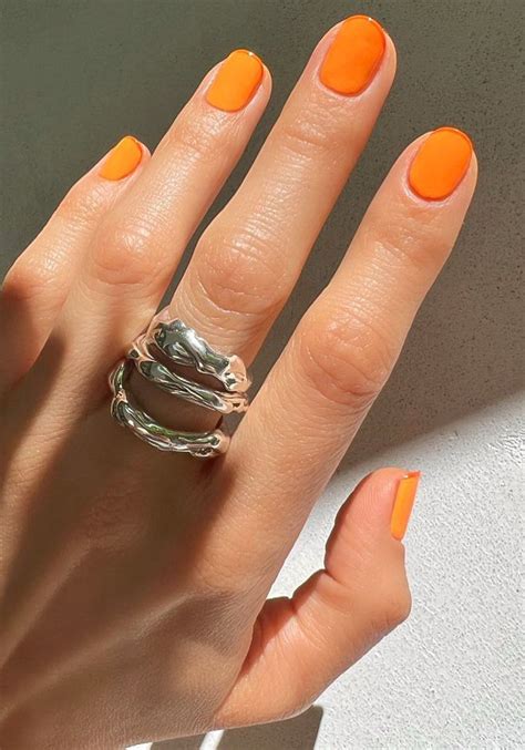 Tow Tone Nails Der coolste Nagellack Trend für den Herbst 2022