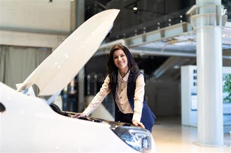 Venta Pesebre Hermoso Examinar El Nuevo Coche En La Sala De Exposici N