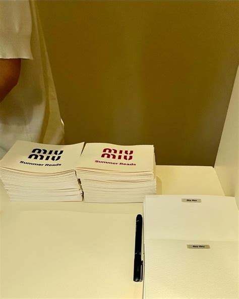 Las encantadoras librerías itinerantes de Miu Miu viajan por el mundo