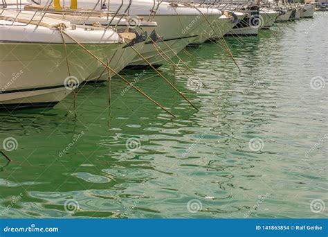 Barcos Amarrados En El Puerto Con El Espacio De La Copia Foto De