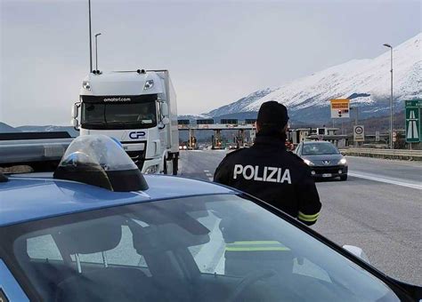 Oltre Chilometri Contromano Sull Autostrada Fermato E Sanzionato