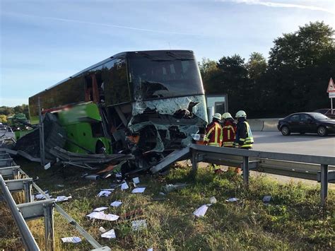 Schwerer Busunfall Auf Der BAB 5 18 Verletzte Personen HP Feuerwehr