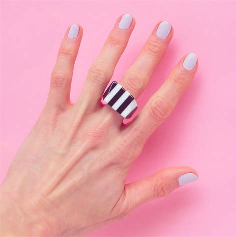 Blueberry Milk Nails Darum Lieben Wir Diesen Nageltrend Cosmopolitan