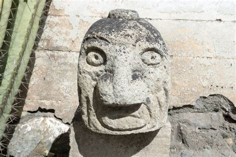 antiguas cabezas históricas de piedra excavadas en Chavin de Huantar en