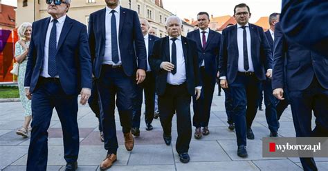 Tak Jarosław Kaczyński tłumi bunt w PiS Zawiesił bliskiego