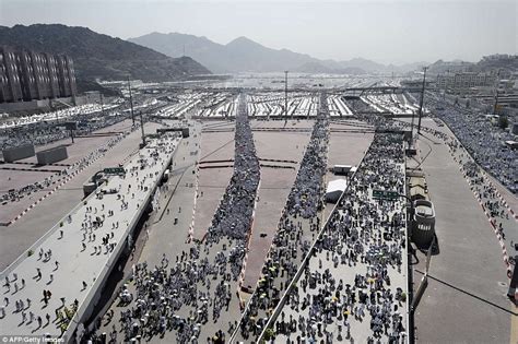 Muslim Hajj Stampede Near Mecca Leaves 700 People Crushed To Death In Saudi Arabia Daily Mail