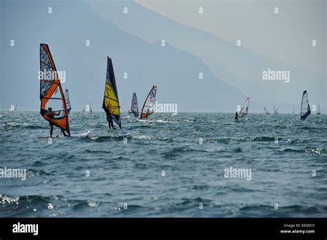 Windsurf En El Lago De Garda Cerca De Torbole Lago Di Garda Nago