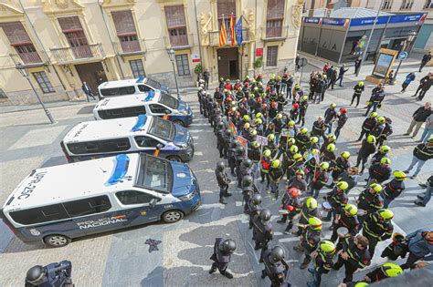 Protesta De Los Bomberos Ante El Pleno Del Consell Contra La Unidad Valenciana De Emergencias