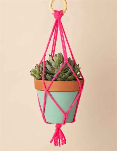 28 Super Easy Yarn Diys That Require Zero Knitting Diy Plant Hanger Diy Macrame Plant Hanger