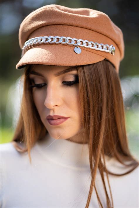 Шапка вълнена с козирка | Trendo.bg