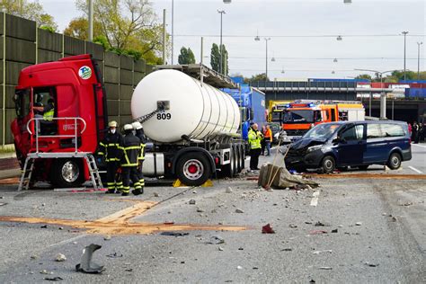 Unfall A Lkw Kracht Durch Betonwand Mehrere Verletzte Lange Staus