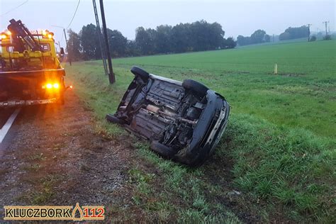 41 latek podczas wyprzedzania zahaczył o autobus i wjechał do rowu