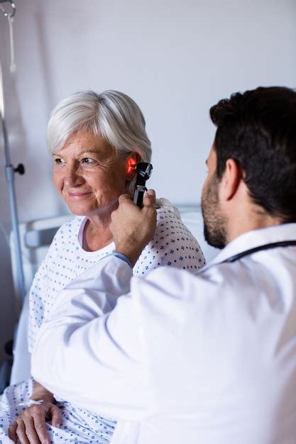 Doctor Examinando El O Do Del Paciente Con Otoscopio Foto Premium