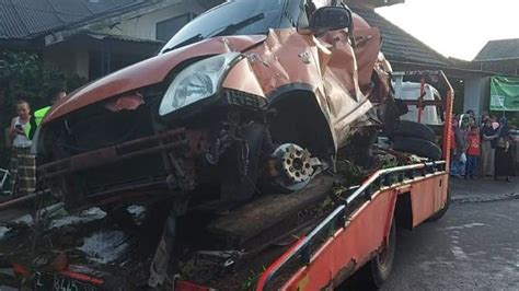 Suzuki Swift Ringsek Tertabrak Kereta Api Di Tasikmalaya Satu Tewas