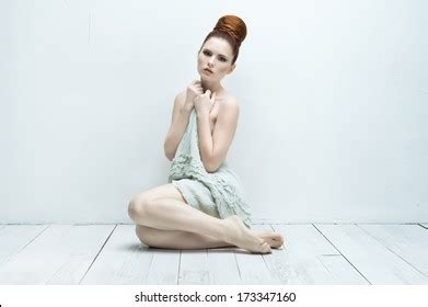 5 366 Naked Woman Sitting On Bed Images Stock Photos Vectors Shutterstock
