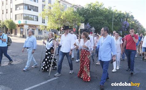 Fotogaler A La Salida De Las Carroza Para La Romer A De La Virgen De