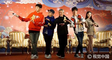 周星驰、徐克、吴亦凡重庆开工 林允亮相《西游记》路演摆造型 每日头条