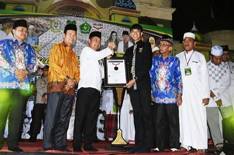 Kapuas Raih Penghargaan MURI Pembaca Al Quran Terbanyak 7 260 Orang