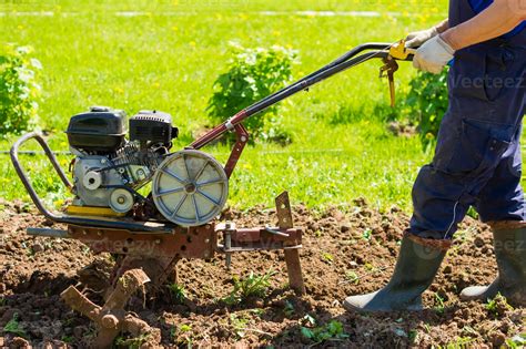 Culture D Un Jardin Par Un Motoculteur Labourer La Terre Desserrer