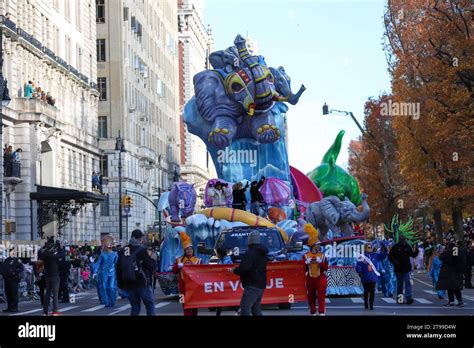 Los participantes del desfile asisten durante el desfile del Día de