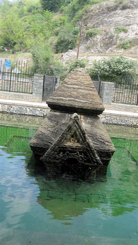 Submerged ancient temple at Manasbal |Search Kashmir