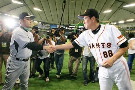 メンバー表交換で握手をかわす阪神・岡田彰布監督（左）と巨人・原辰徳監督（2008年撮影） ― スポニチ Sponichi Annex 野球