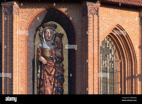 Marienstatue In Malbork Fotos Und Bildmaterial In Hoher Aufl Sung Alamy