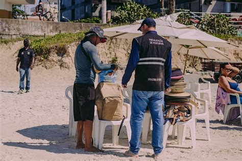 Equipes De Fiscaliza O Orientam Barraqueiros E Ambulantes Da Praia Do