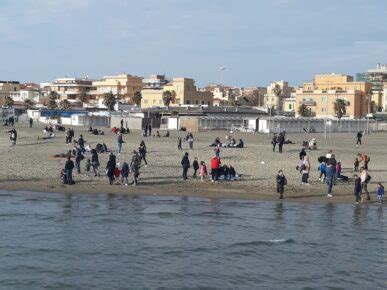 Litorale Romano Preso D Assalto Boom Di Presenze A Ostia E Torvaianica