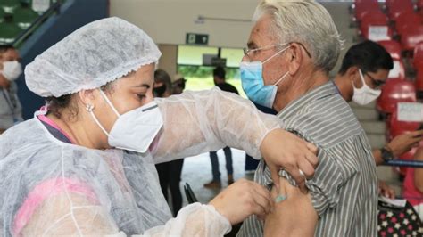 Idosos de 70 anos ou mais já podem receber dose de reforço contra a