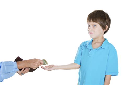 Los niños españoles, los terceros de Europa que más paga reciben de sus