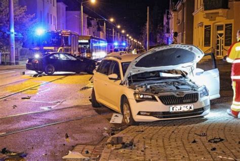 Totalschaden Nach Auffahrunfall Auf Geparkten Pkw