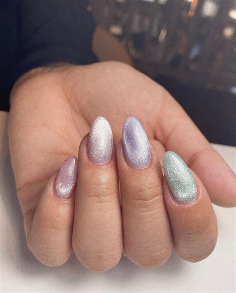 Ongles effet velours la dernière tendance nail art à essayer