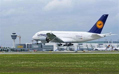 Lufthansa Stationiert F Nf Airbus A Am Flughafen M Nchen