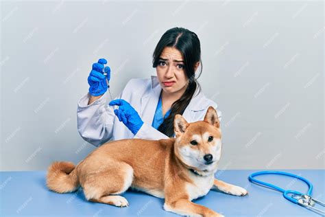 Premium Photo Beautiful Hispanic Veterinarian Woman Putting Vaccine